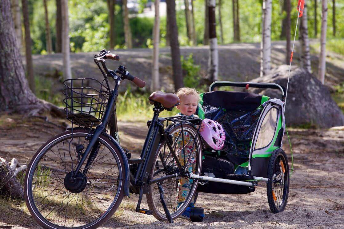 Barn i cykelanhænger - samling af cykelanhængere og ny cykel - mobil cykelservice - cykelgear