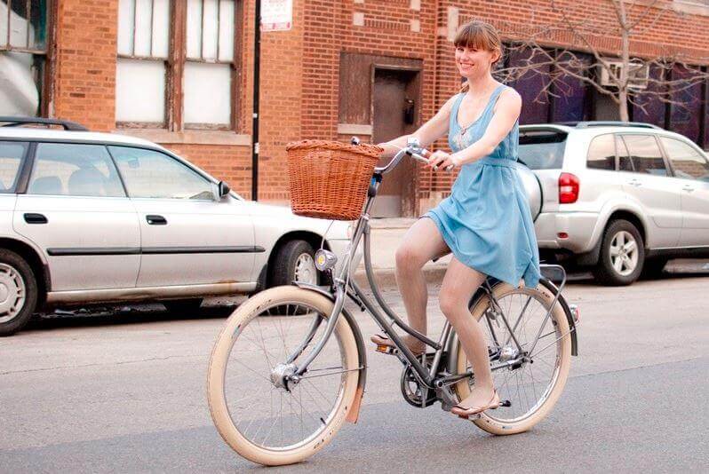 Glad pige samling af ny Velorbis cykel hjemme samarbejde med BikeRunner