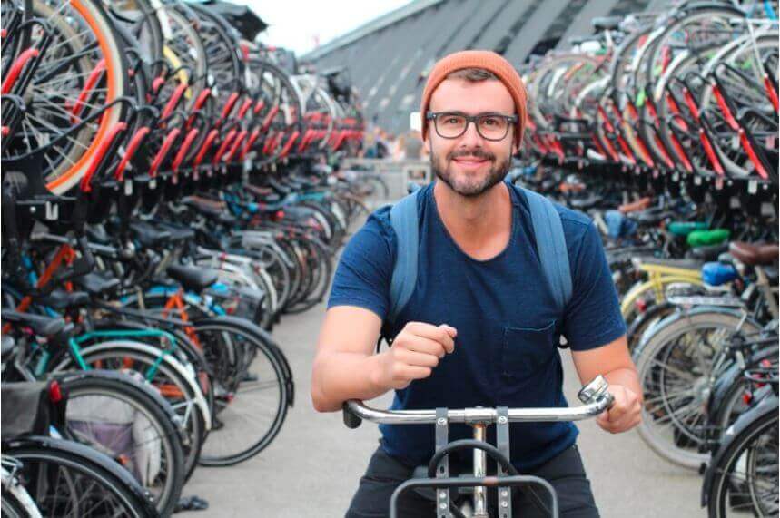 smilende Runner sammen med cykler - lavet mobil cykellapning
