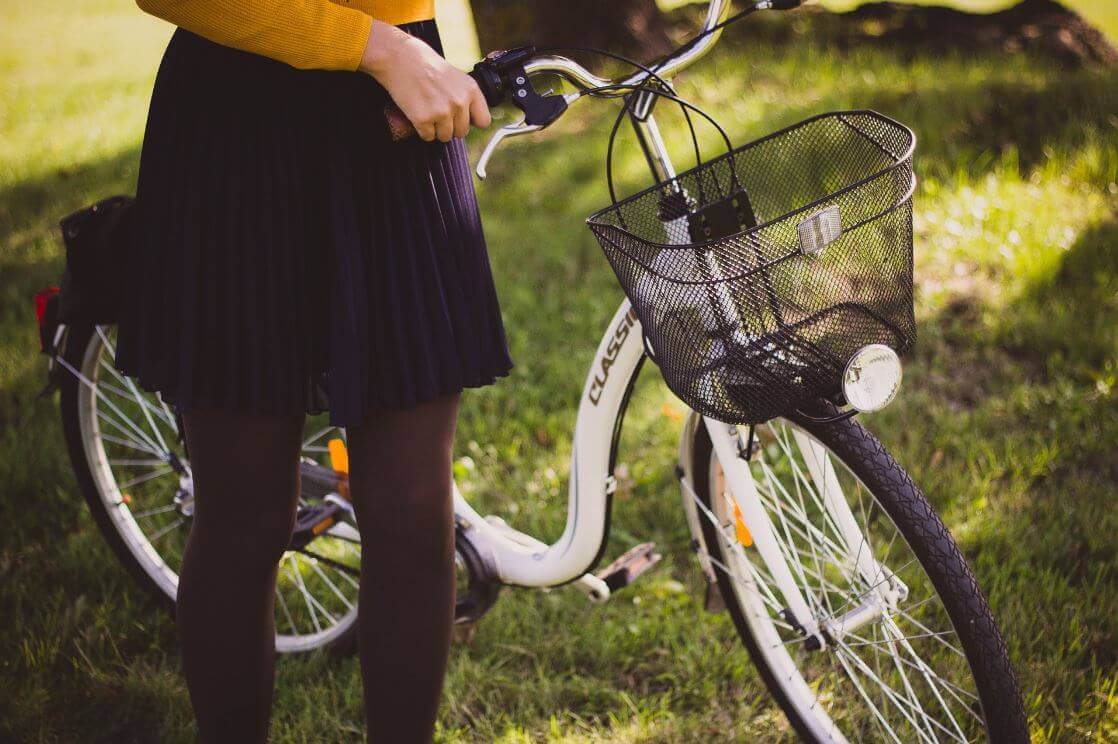 samling af ny cykel købt online - pige der går med en cykel